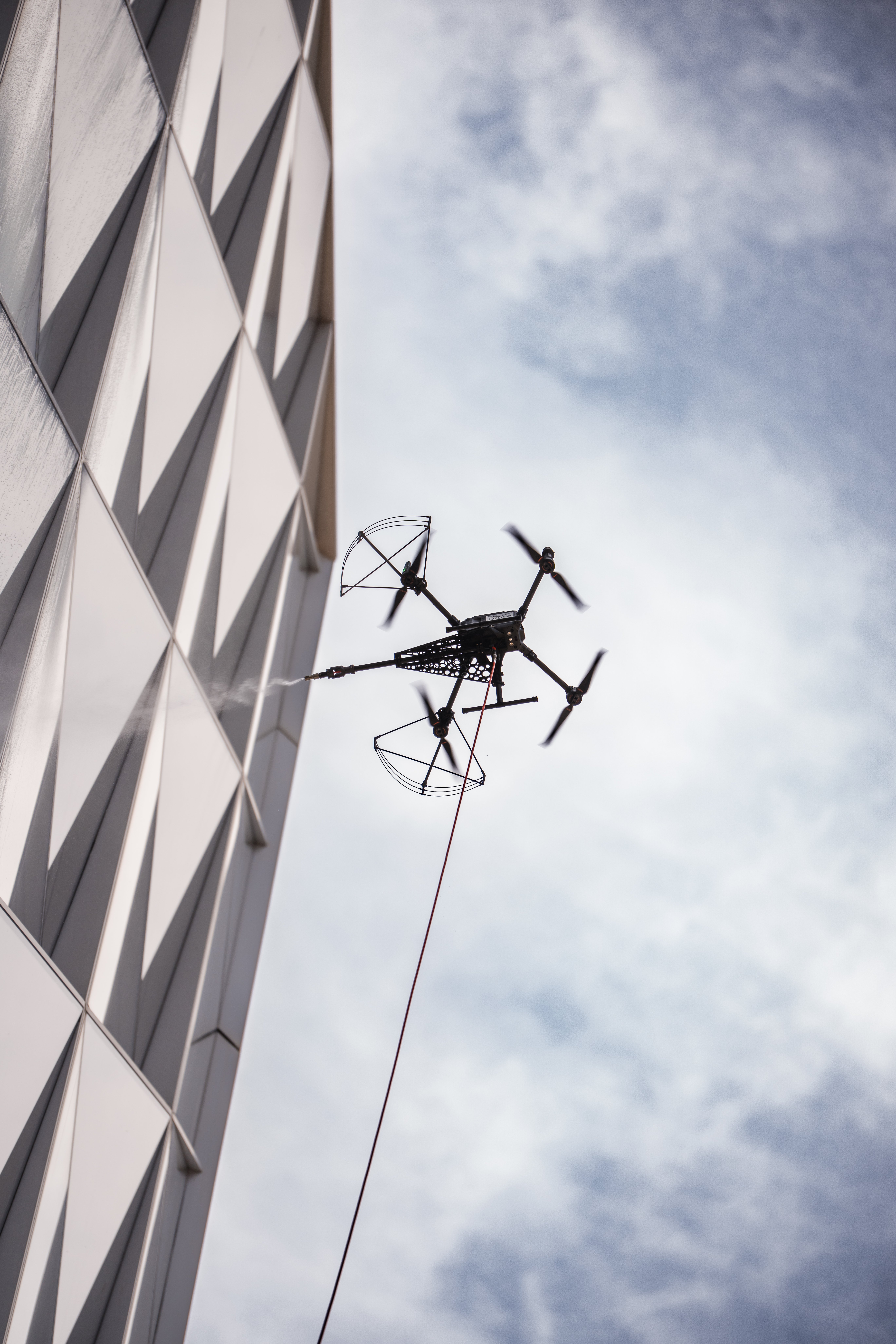 CH_2025_ISS_Services_Drone Cleaning