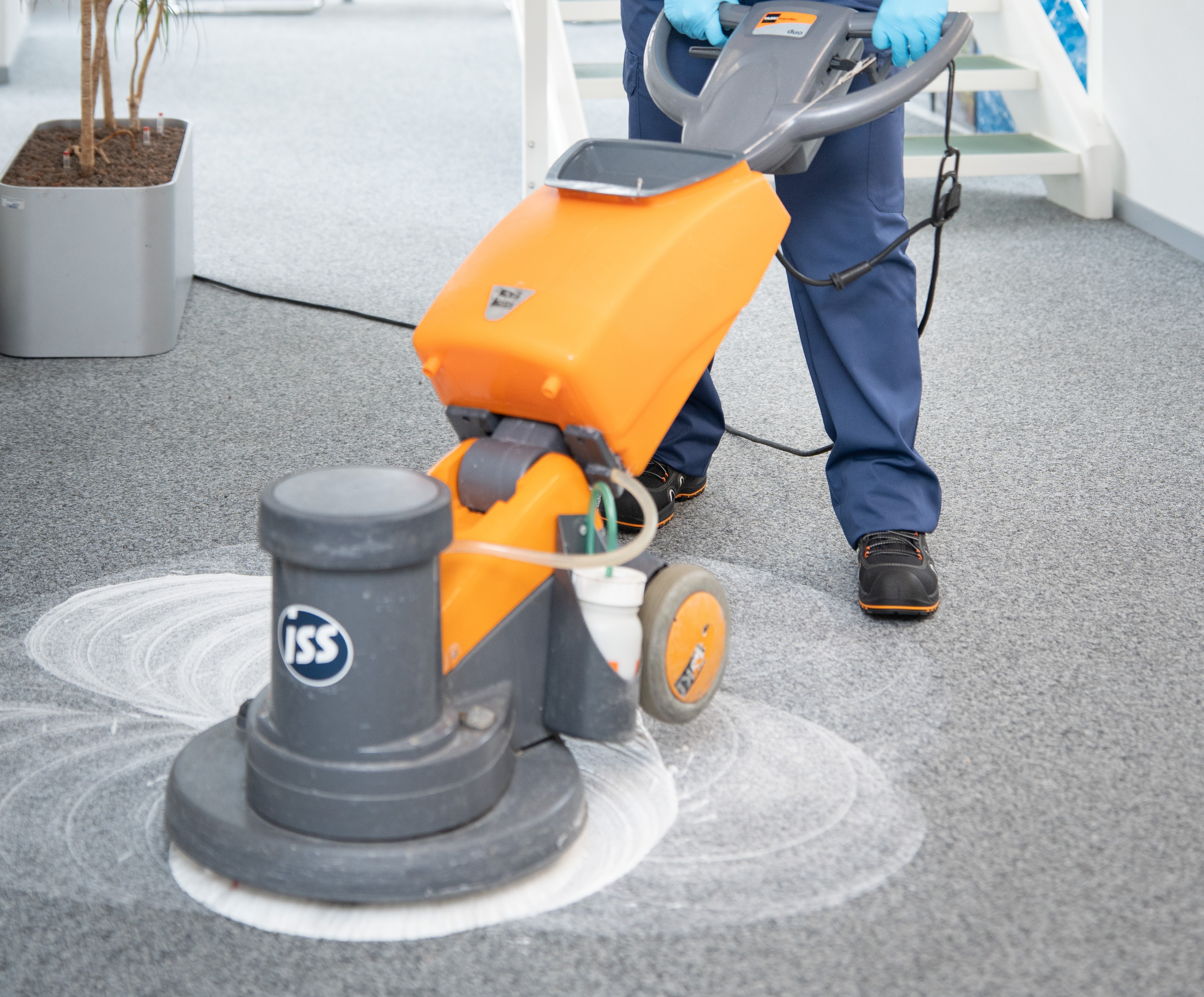 ISS_Uni-Mail_2025-Susi Rojo - Spezialreinigung-38